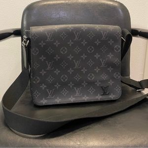 LOUIS VUITTON LV District Messenger, Monogram Eclipse